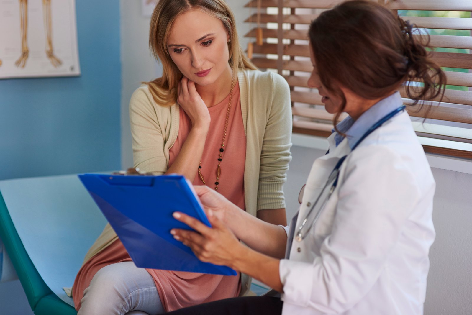 Médica conversando com paciente sobre plano de tratamento